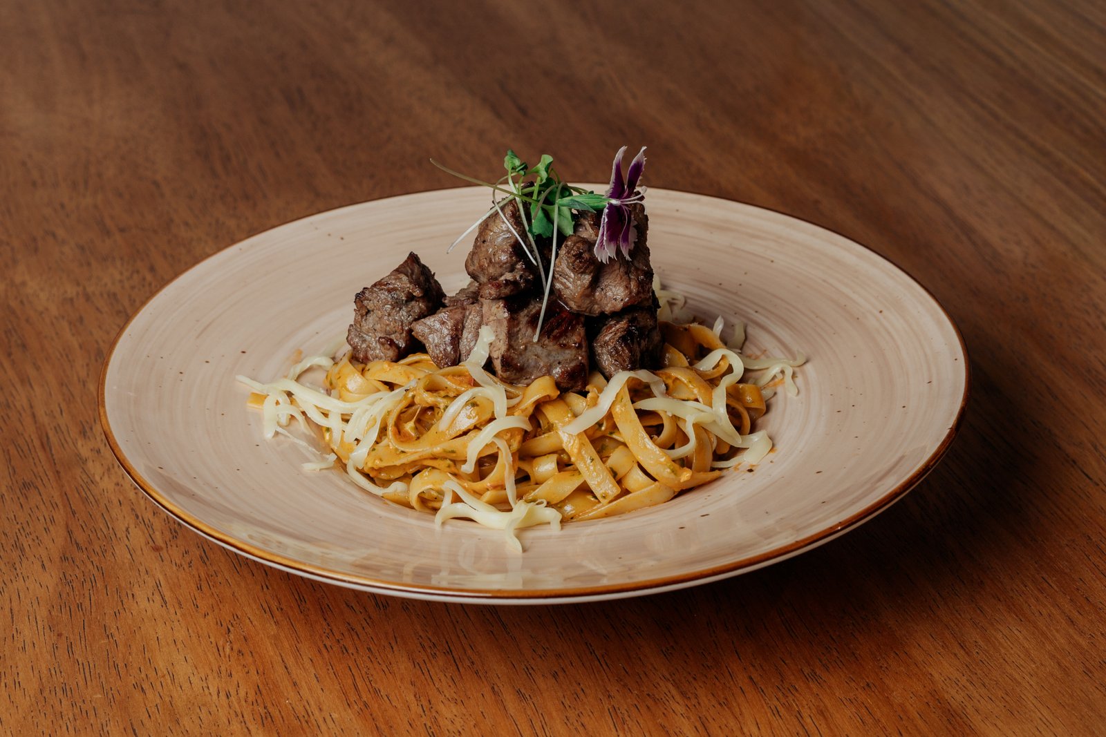 Fetuccini en Crema Anticuchera con Dados de Lomo