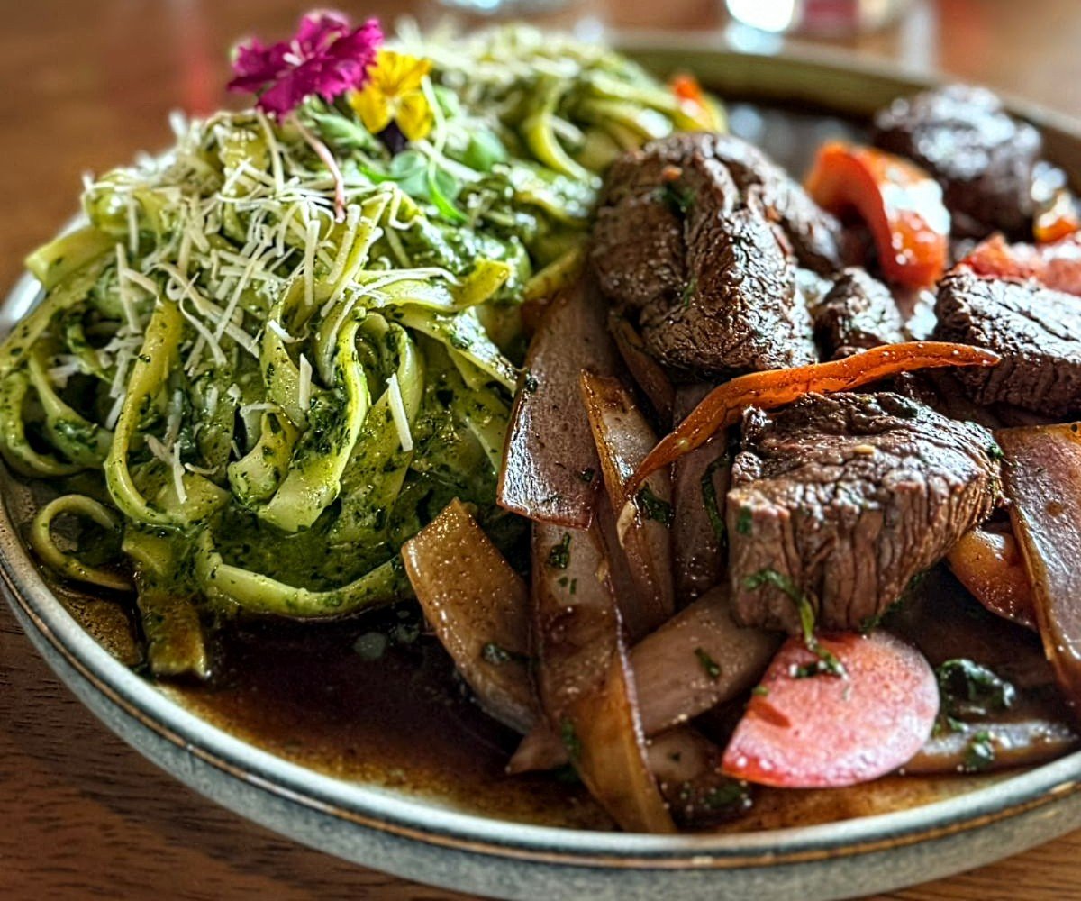 Fetuccini al Pesto con Lomo Saltado